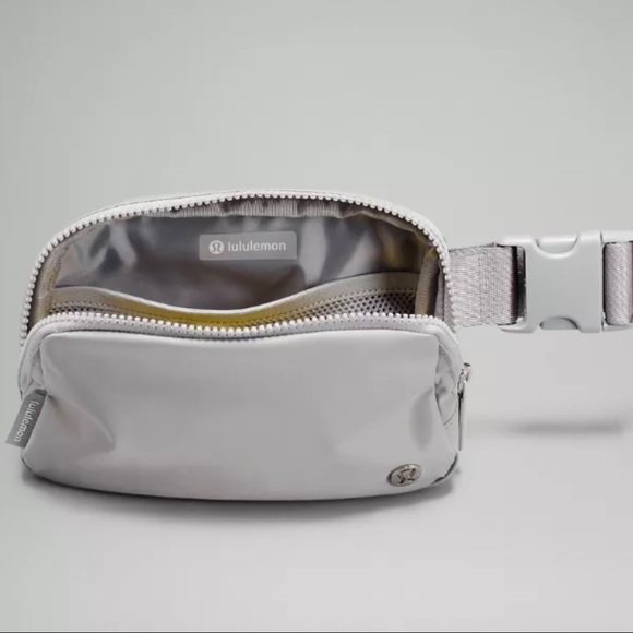 Lululemon Everywhere Belt Bag Silver Drop EBB Fanny Pack NWT - Picture 2 of 8
